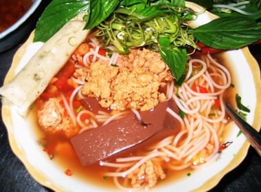 Cho chuc tai mot quan bun rieu lau nam hinh anh