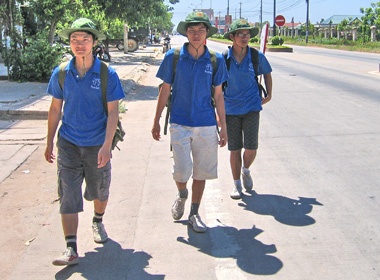 Ba chang trai di bo xuyen Viet hinh anh