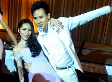 Nguyen Vu mo tiec mung cung Thuy Tien hinh anh