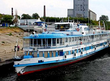 Chim tau tren song Volga, hon 100 nguoi mat tich hinh anh