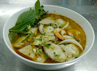 3 mon bun nuoc dam da huong que hinh anh
