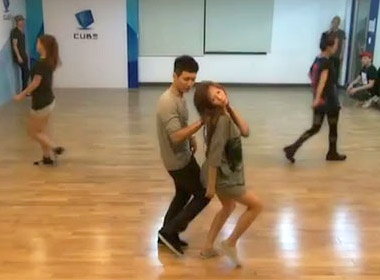 HyunA gay sot voi clip tap vu dao hinh anh