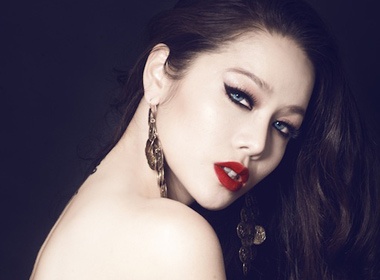 Nhat Kim Anh khoe lung tran quyen ru hinh anh