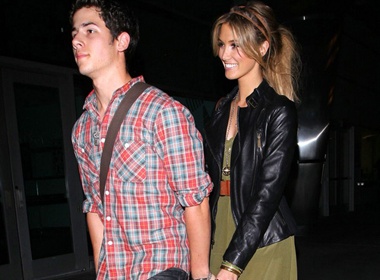 Nick Jonas dua 'may bay ba gia' ve ra mat gia dinh hinh anh