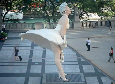 Hinh anh thu vi ben buc tuong toc vay cua Marilyn Monroe hinh anh