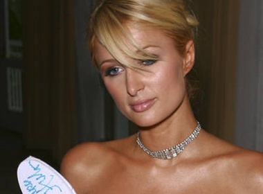 Paris Hilton bi... 'bam cang' hinh anh