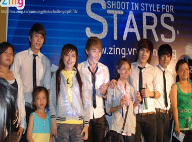 Cac fan nu chen lan de 'xem mat' Hero Band hinh anh