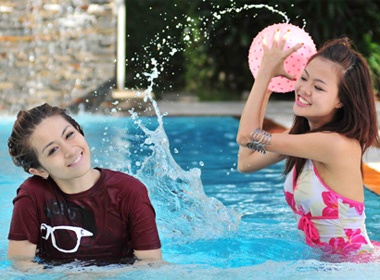 Nhung co gai 'Sang bung suc song' dua nghich ben be boi hinh anh