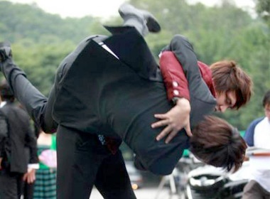 Lee Min Ho - Joon Hyuk 'danh nhau' giua duong hinh anh