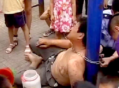 Say xin, chong bi vo xich ngoai cong vien hinh anh