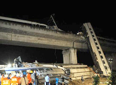 Tau cao toc dam nhau o Trung Quoc, 33 nguoi chet hinh anh