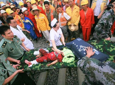 Be trai song sot than ky trong tai nan tau cao toc hinh anh