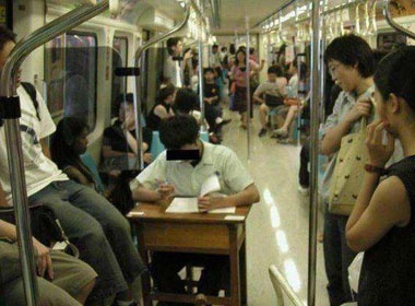 Thu gian voi hinh anh hai huoc cua sinh vien hinh anh