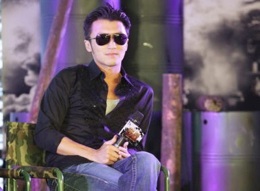 Ta Dinh Phong deo kinh den suot buoi hop bao hinh anh