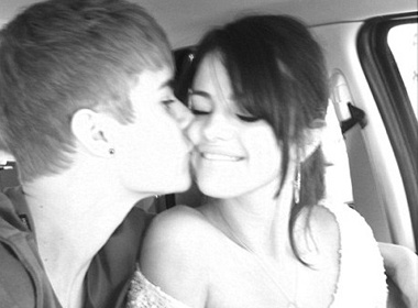 Justin Bieber hon ban gai mung sinh nhat hinh anh