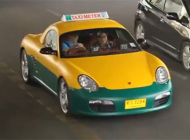 Dung sieu xe Porsche lam taxi de quang cao dien thoai hinh anh