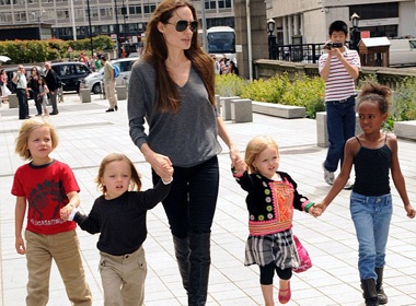 Con gai Angelina Jolie mac ao tho cam Viet Nam hinh anh