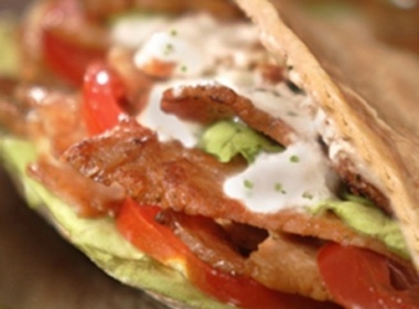 Banh mi Doner Kebab 'do bo' xuong Sai Thanh hinh anh