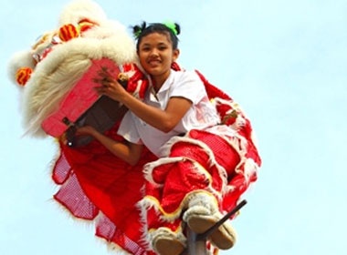 Nu sinh mua lan tren cot cao 7m hinh anh