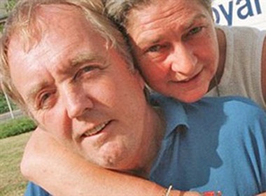 Cu ba giet chong vi khong duoc om hinh anh