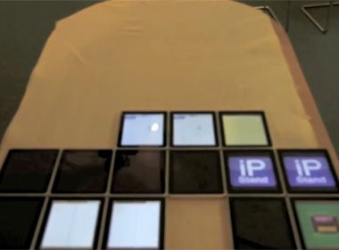 Video choi game xep hinh voi 18 chiec iPad hinh anh