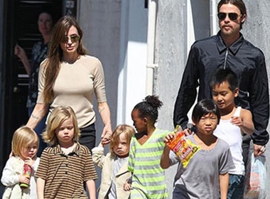 Tre con nha Jolie cuoi lac da tren sa mac hinh anh