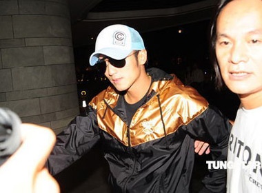 Ta Dinh Phong o nha vo toi nua dem hinh anh