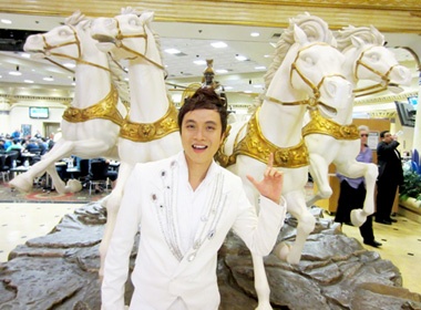 Dia hat cua Nhat Tinh Anh dat khach o My hinh anh