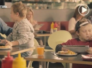 Samsung lai dung Galaxy Tab de che gieu iPad 2 hinh anh