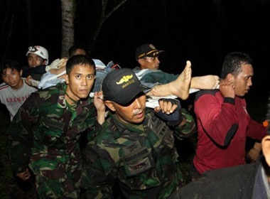 9 nguoi chet vi roi truc thang o Indonesia hinh anh