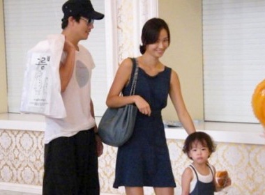 Gia dinh hanh phuc cua Kwon Sang Woo hinh anh