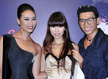 Huyen Trang rang ro trong da tiec chuc mung hinh anh