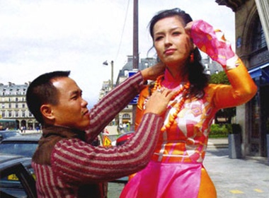 Noi kho cua ong bau dang sau nguoi dep hinh anh