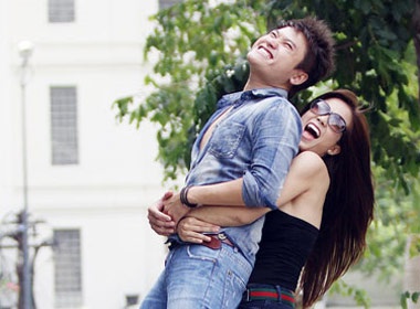 Diep Lam Anh nang bong ban trai tren pho hinh anh