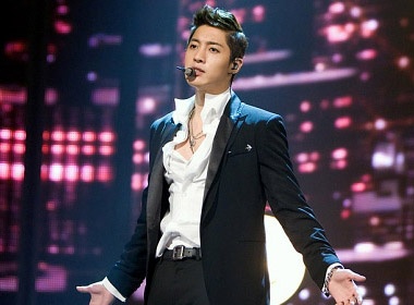 Kim Hyun Joong dinh 'lenh cam van' hinh anh