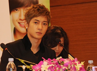 Kim Hyun Joong tiet kiem nu cuoi voi gioi truyen thong hinh anh
