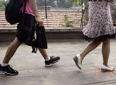 Bat ke chuyen quay len duoi chan vay phu nu hinh anh