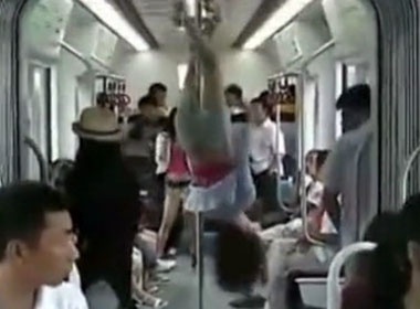 Clip 5 thanh nien mua cot tren tau dien ngam hinh anh