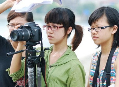 Nu sinh bao chi lam phim xuc dong ve tinh gia hinh anh