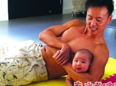 Chong Thai Thieu Phan 'do co bap' voi con hinh anh