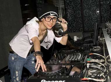 Candy - nu DJ xinh dep thich di chua va le Phat hinh anh