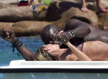 Heidi Klum tinh tu voi chong tren bai bien hinh anh