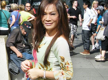 Di Yen Quynh mac ao dai giua pho Tay hinh anh