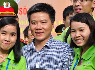 GS Ngo Bao Chau trong 'vong vay' cua 224 thu khoa hinh anh