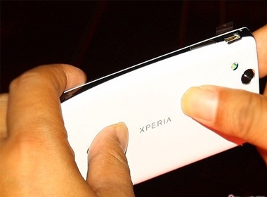 Bo doi Xperia Arc trang va Xperia Play mau cam lo anh hinh anh