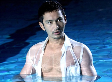 Huynh Hieu Minh cuc quyen ru voi bo anh duoi nuoc hinh anh