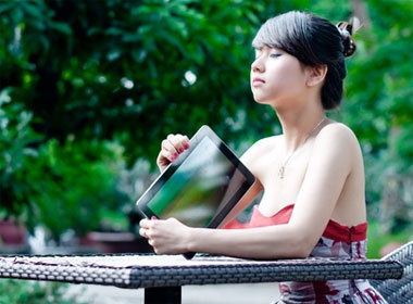 Thieu nu Viet e ap ben Samsung Galaxy Tab 10 hinh anh