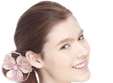 Nhung kieu toc giup ban gai noi bat trong dam dong hinh anh