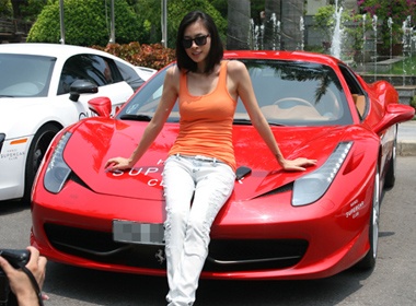 Ngo Thanh Van khoe dang ben 'ngua chien' Ferrari 458 hinh anh