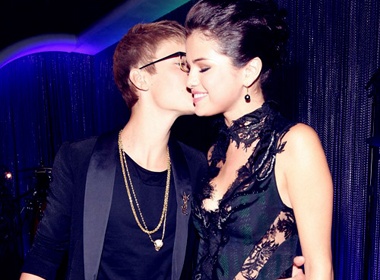 Justin Bieber tinh tu voi Selena Gomez hinh anh